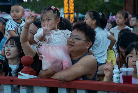 贵州省杂技团到天河潭景区展演 以文塑旅促进业态新活力_fororder_微信图片_20240805144343