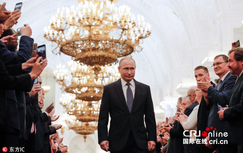 奥巴马和普京在康斯坦丁宫见面_佩斯科夫：普京正在克里姆林宫办公_伊娃科夫1004伊娃科夫