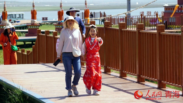 青海：“高原蓝宝石”游人如织享湖光盛宴