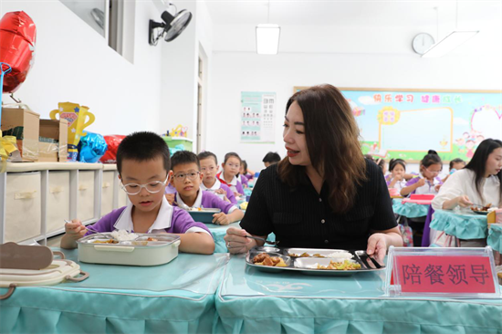 沈阳和平一校长白岛二分校新学期“幸福食堂”开餐_fororder_教育陪餐2