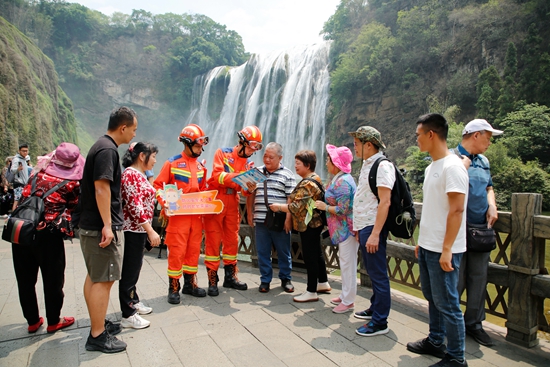 貴州安順黃果樹：消防員為景區安全旅遊保駕護航_fororder_消防員向外省遊客講解消防知識.JPG