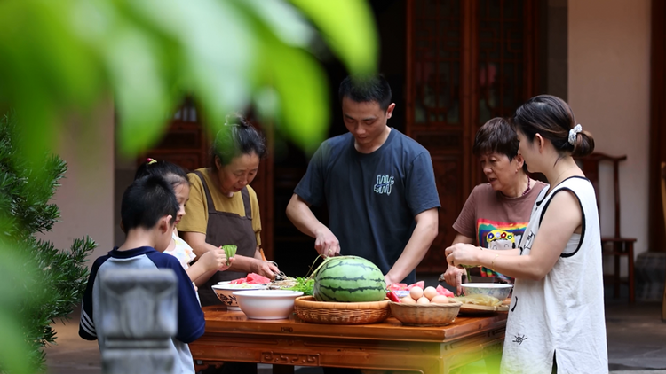 黄山市徽州区：西瓜皮做美食 吃瓜“啃秋”迎立秋_fororder_图片1