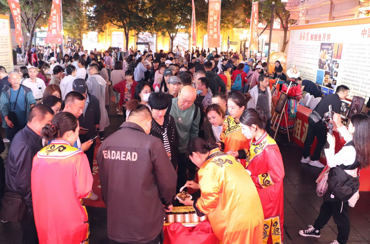 佳木斯同江市携“世界第一块鳇鱼月饼”亮相哈尔滨中央大街_fororder_图片6