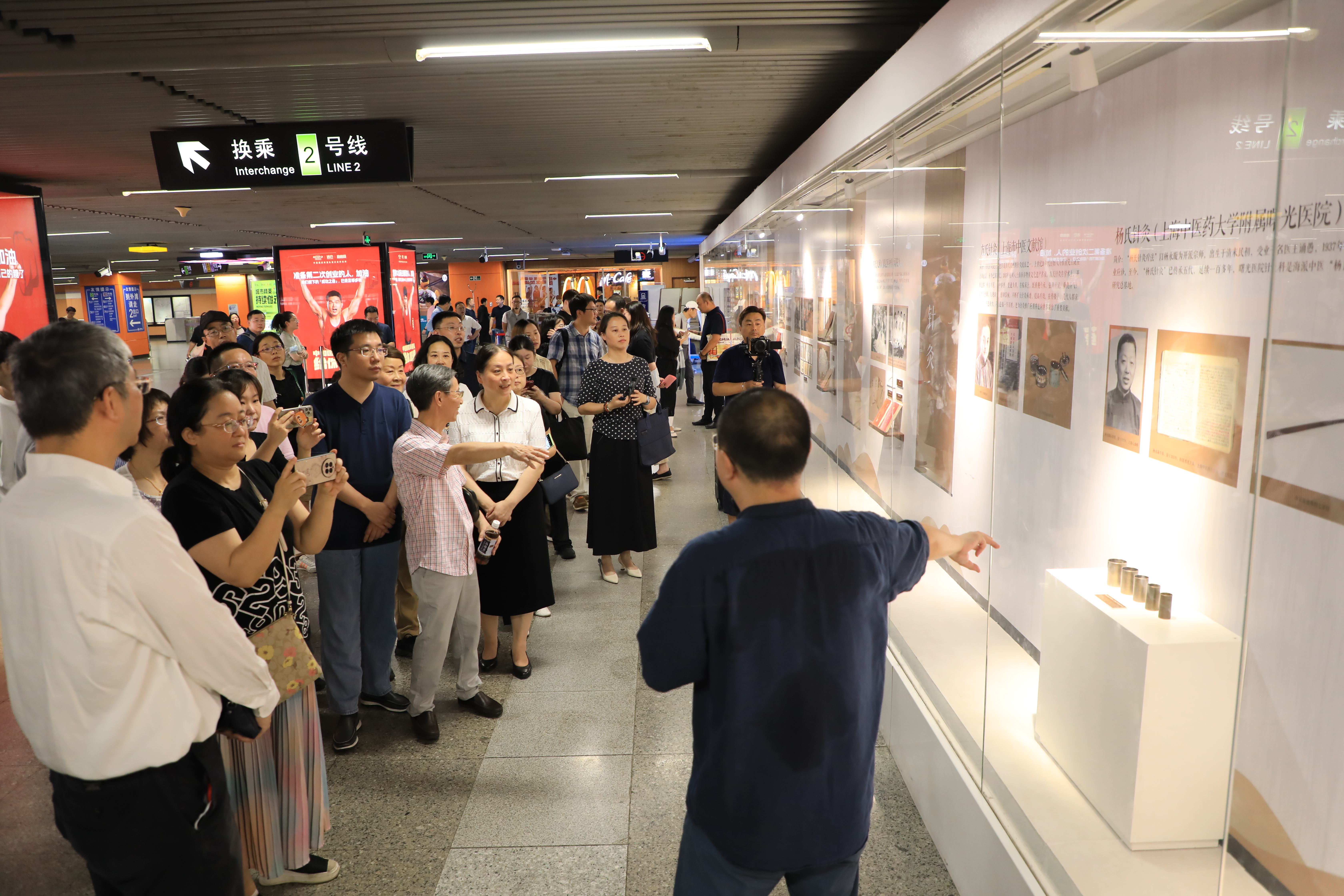 中醫藥非物質文化遺産集中亮相上海地鐵 帶民眾近距離感受中醫魅力_fororder_702A8172.JPG