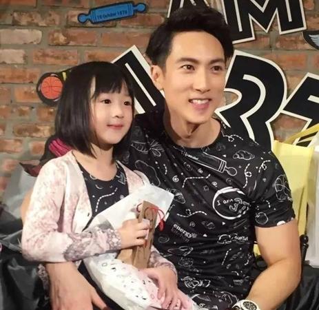 吴尊女儿NeiNei变小女神 没了婴儿肥依然很可爱_娱乐_腾讯网