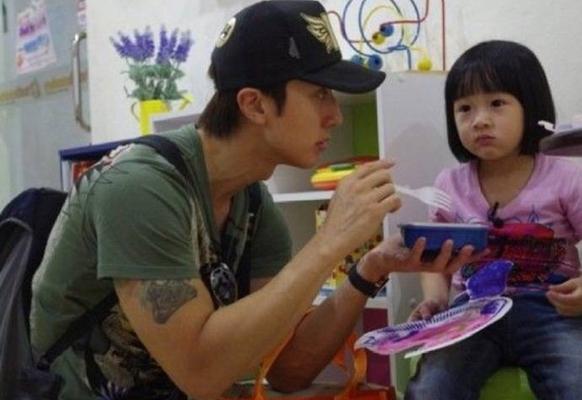 吴尊女儿NeiNei变小女神 没了婴儿肥依然很可爱_娱乐_腾讯网