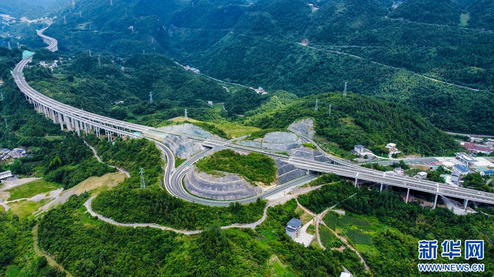 鄂西迎來新“天路”！宜來高速鶴峰東段全面建成