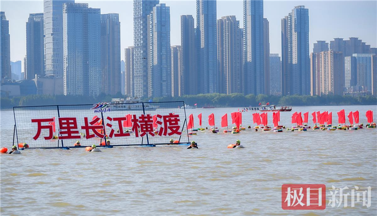 一年一度的渡江节来了！千名勇士搏浪长江，不渡长江非好汉！_fororder_微信图片_20240809093421