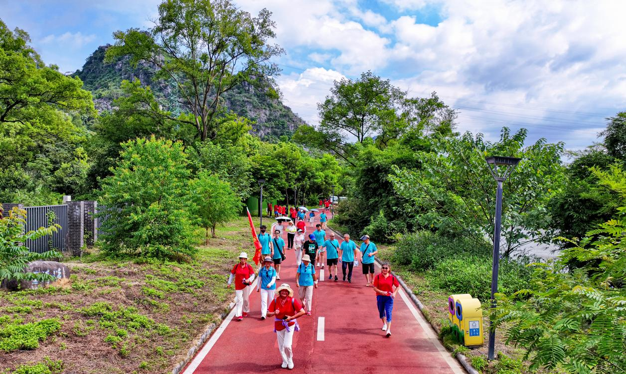 桂林：千人在桃花江畔进行健步走_fororder_图片3