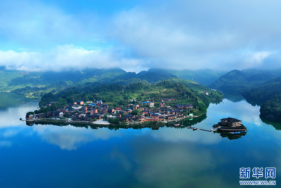 重庆酉阳：晨雾抚河湾 山水入画来