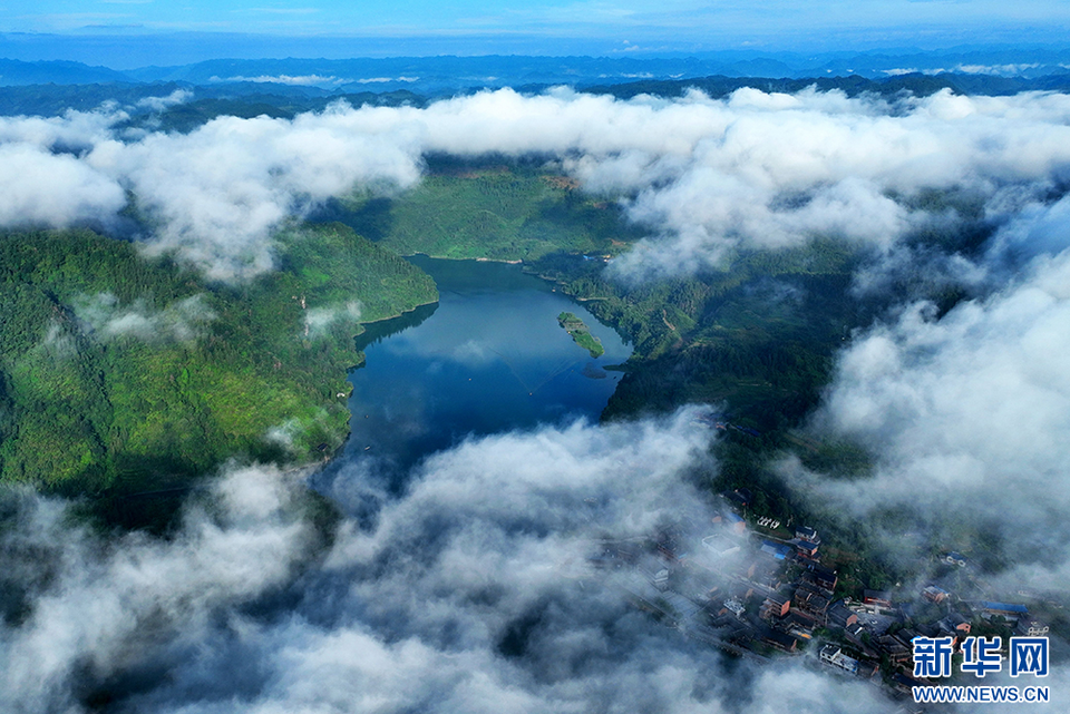 重庆酉阳：晨雾抚河湾 山水入画来