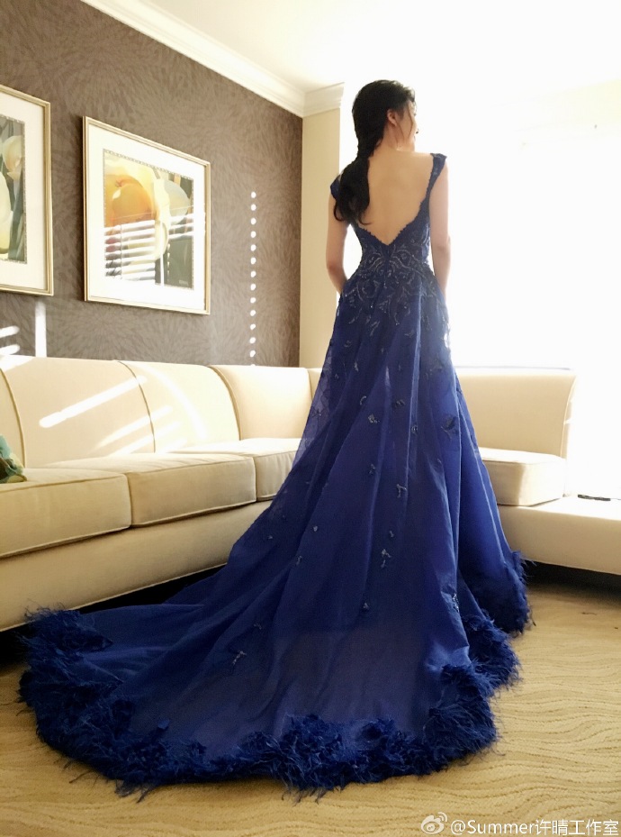 许晴着宝蓝色长裙秀美背 身材傲人很女神(组图)