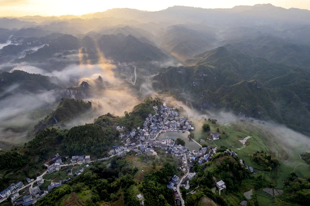 貴州施秉：生態鄉村美如畫_fororder_2024年8月6日，貴州省黔東南苗族侗族自治州施秉縣楊柳塘鎮高塘村綠意盎然，生機勃勃，日出、雲海、稻田、村莊、碧水、青山交相輝映，構成一幅和美鄉村生態宜居畫卷。（磨桂賓 攝） (4)