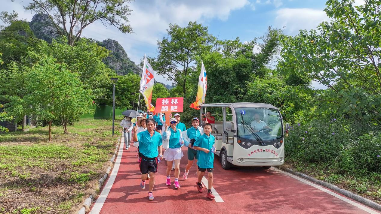 桂林：千人在桃花江畔进行健步走_fororder_图片2