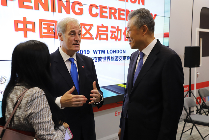 图片默认标题_fororder_刘晓明大使（右）与贝茨勋爵在中国展区启动仪式上进行亲切交谈（摄影梁弢）.JPG