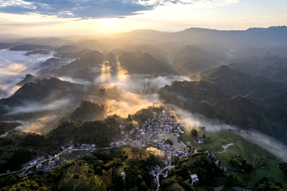 貴州施秉：生態鄉村美如畫_fororder_2024年8月6日，貴州省黔東南苗族侗族自治州施秉縣楊柳塘鎮高塘村綠意盎然，生機勃勃，日出、雲海、稻田、村莊、碧水、青山交相輝映，構成一幅和美鄉村生態宜居畫卷。（磨桂賓 攝） (2)