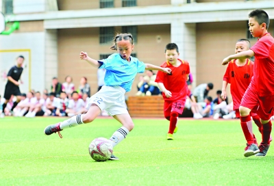 武汉校园足球推出新赛事 足球小将角逐绿茵场