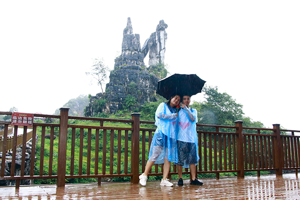 宜宾市"我们的节日·七夕"活动在"两海"示范区兴文石海景区举行