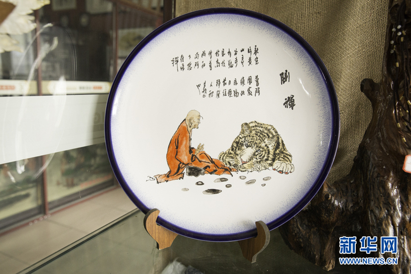 辭職學瓷刻 吉林小夥敲擊“藝術人生”