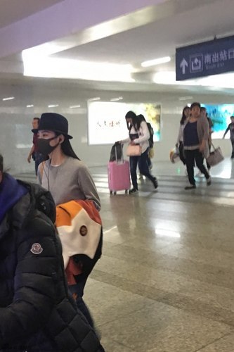景甜衣著樸素坐高鐵 網友偶遇稱其超大牌