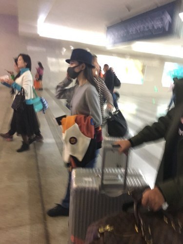 景甜衣著樸素坐高鐵 網友偶遇稱其超大牌
