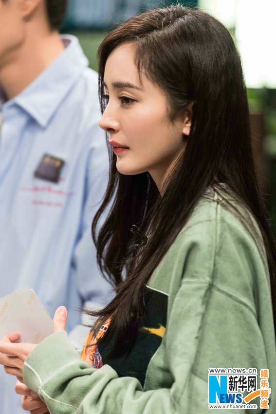 杨幂《我是大侦探》现花式穿搭 萌力十足