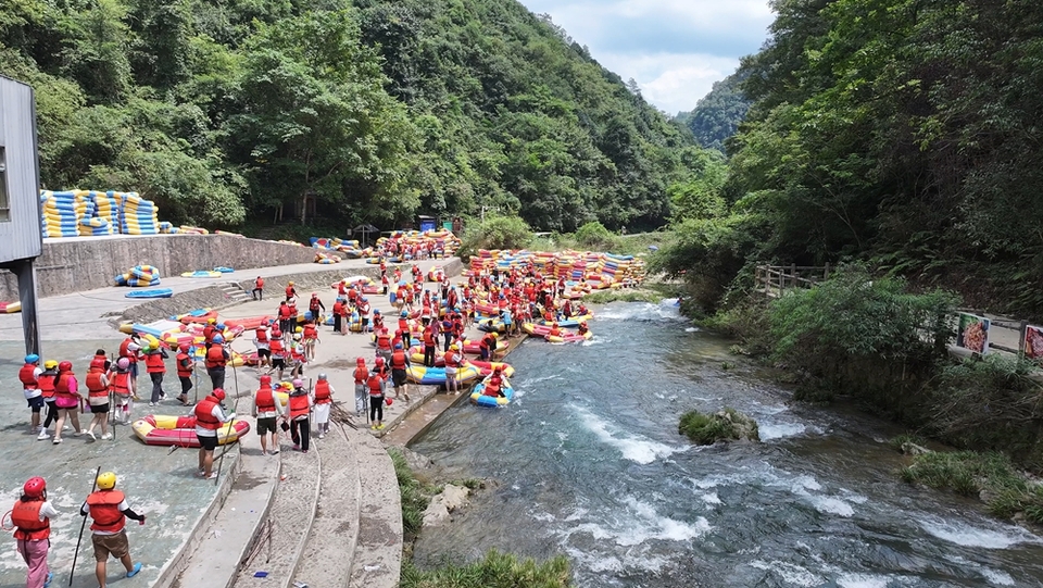 貴州鎮遠高過河景區迎來避暑高峰_fororder_8月10日 (1)(3)