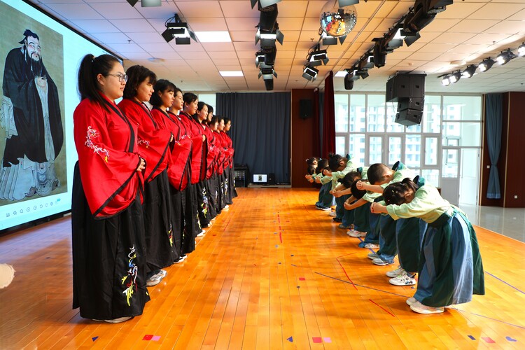 河北淶水：“花式”祝福獻禮教師 多彩活動致敬師恩_fororder_圖為在淶水縣第二幼兒園，新生正在行“拜師禮”。（徐梓鈺 攝）.JPG