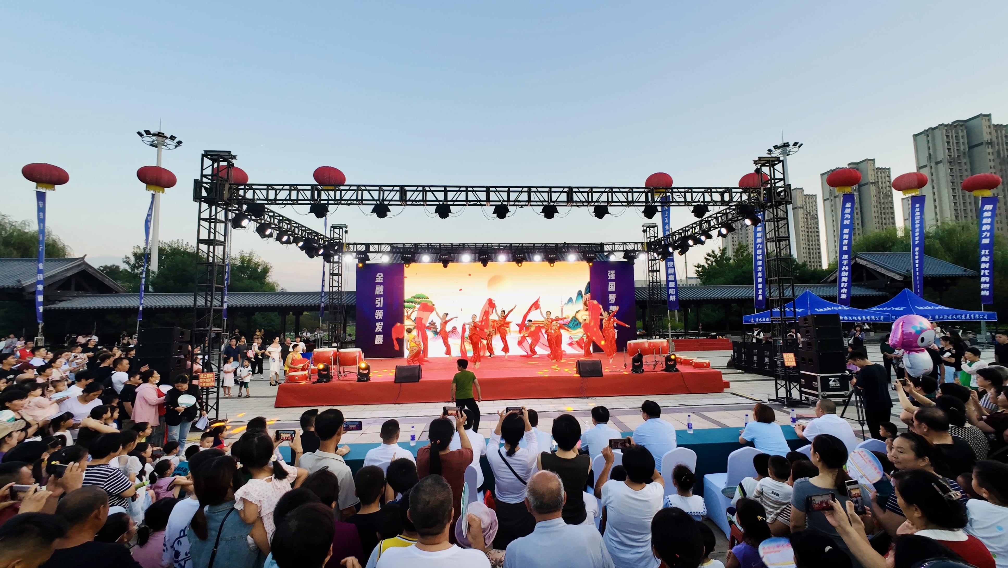 涞水县"75 载辉煌路金融助力新时代文艺演出"现场 摄影 何可人近年来