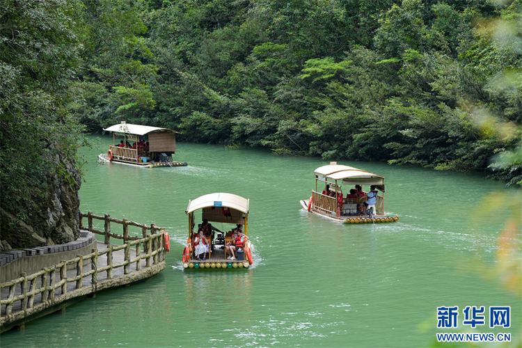 贵州荔波：暑期旅游人气旺