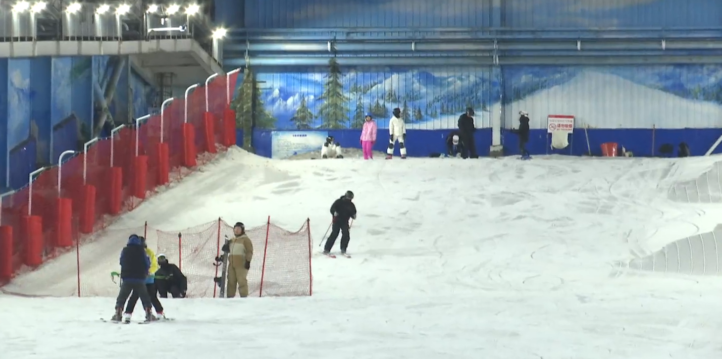 石家庄市鹿泉区：感受“露营热”与“滑雪冷”交织碰撞_fororder_图片 4
