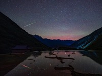 英仙座流星雨“绽放”夜空