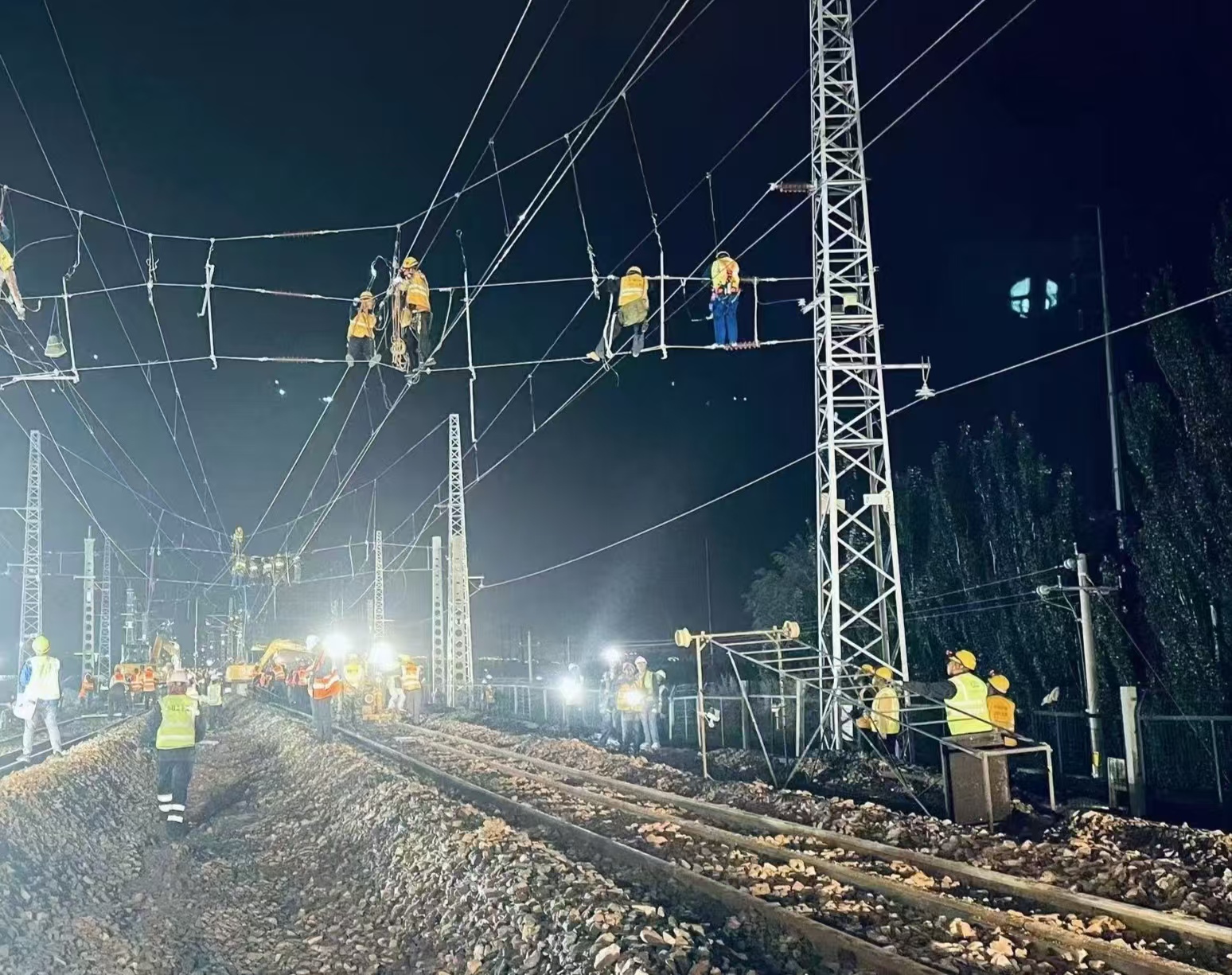 包银高铁乌海站包兰铁路双线拨接施工完成_fororder_微信图片_20240911093422