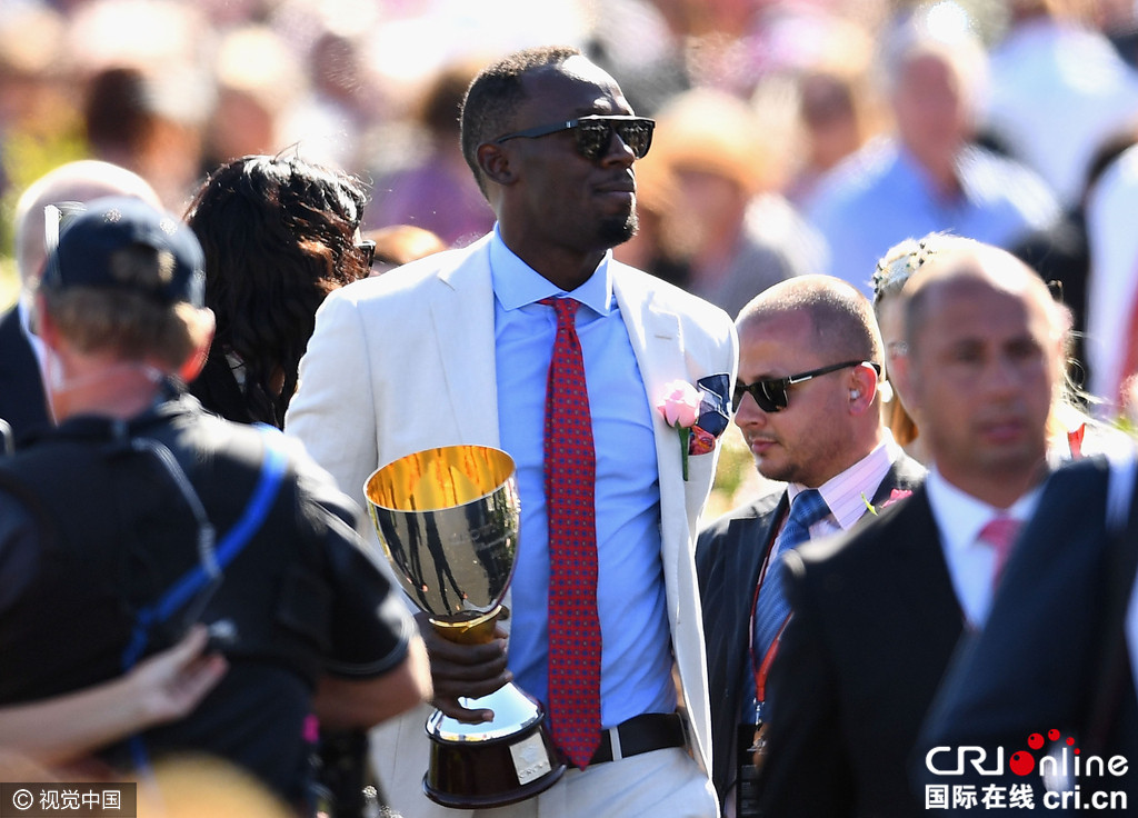 博尔特现身墨尔本 白西服红领带人气火爆