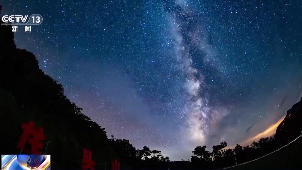 双重惊喜“绽放”夜空 英仙座流星雨“邂逅”极光
