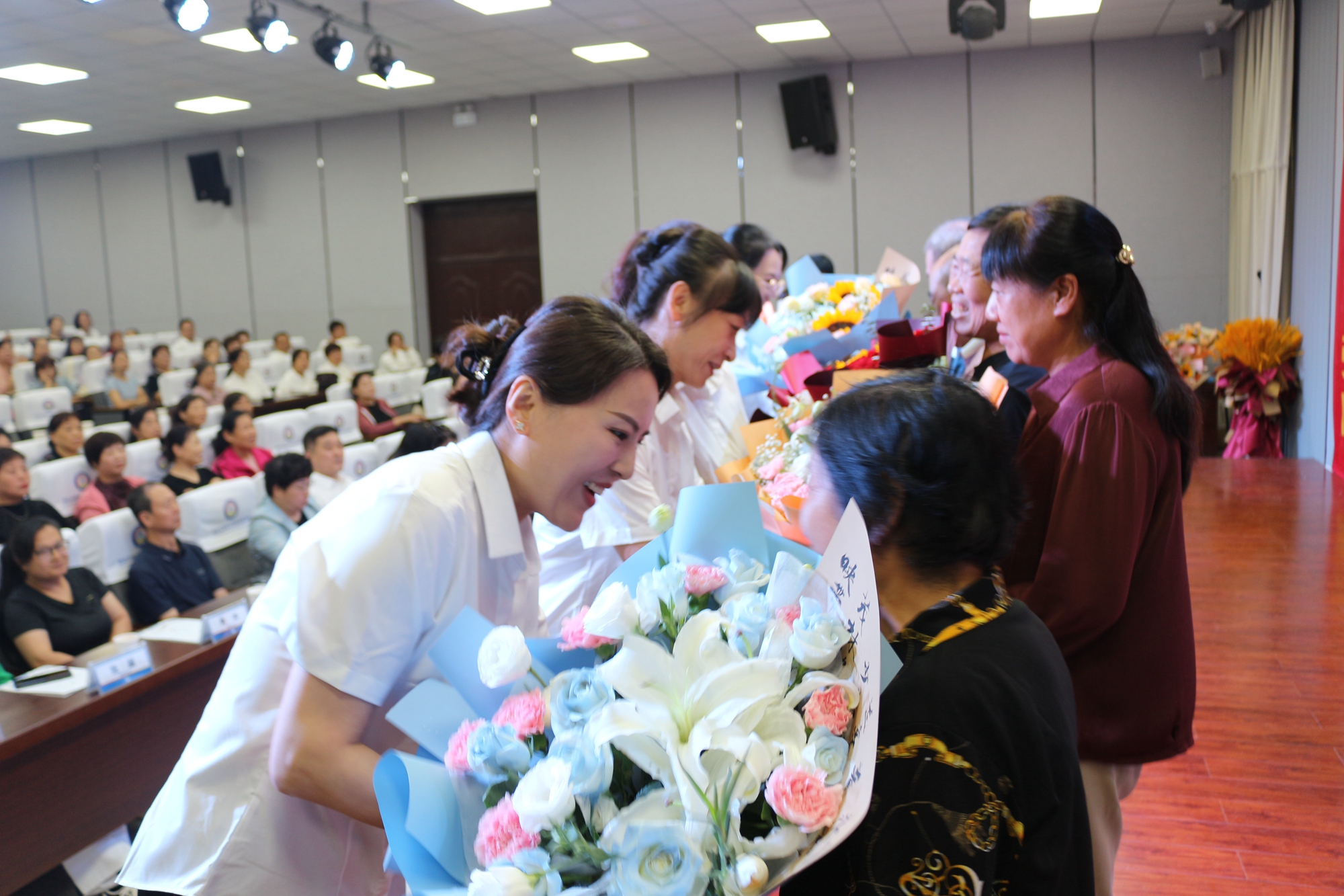 “双争”有我丨保定市满城区：银发不辍求知路 躬耕杏坛鉴初心_fororder_为退休教师献花 摄影 崔跃骞