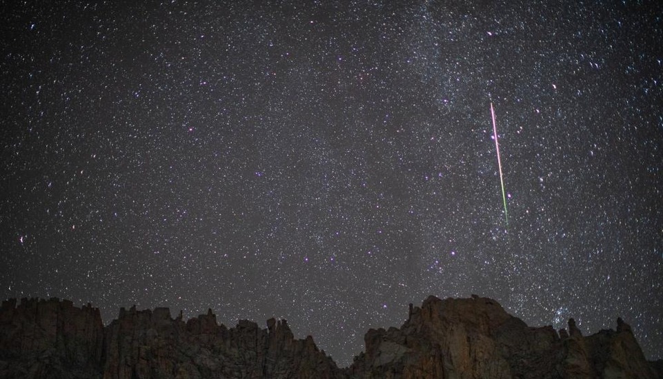 英仙座流星雨“绽放”夜空