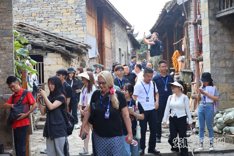 2024“視覺@中國”貴州行專項宣傳推廣活動|70余名國內外視覺領域專家學者雲集安順雲山屯采風