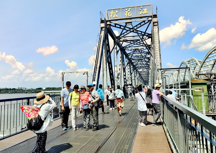 吹江風 賞江景 南方遊客打卡“網紅橋”