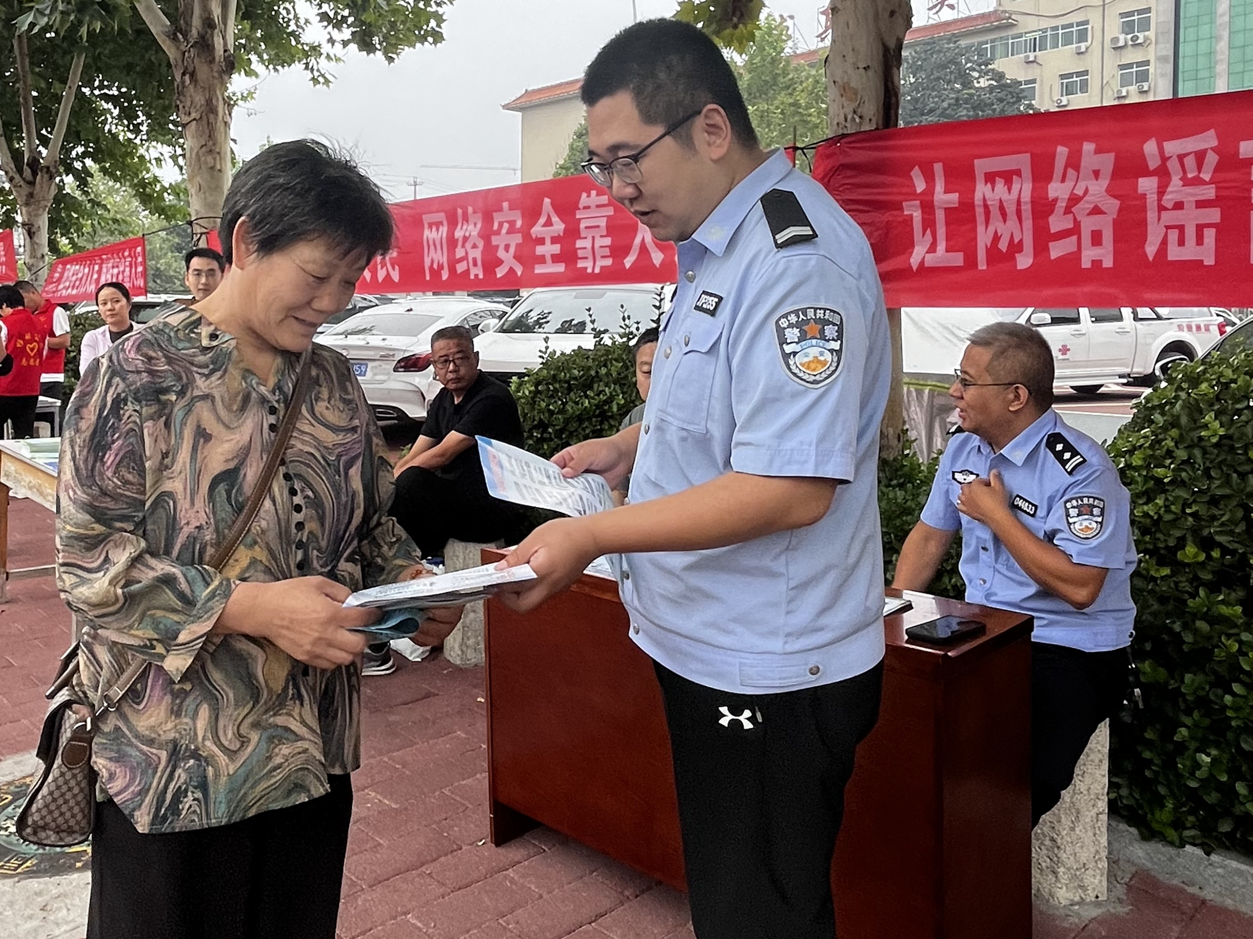 河北唐县：开展国家网络安全宣传周集中宣传活动_fororder_工作人员就如何识别网络陷阱向市民进行讲解