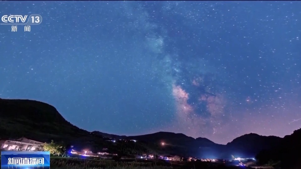 双重惊喜“绽放”夜空 英仙座流星雨“邂逅”极光