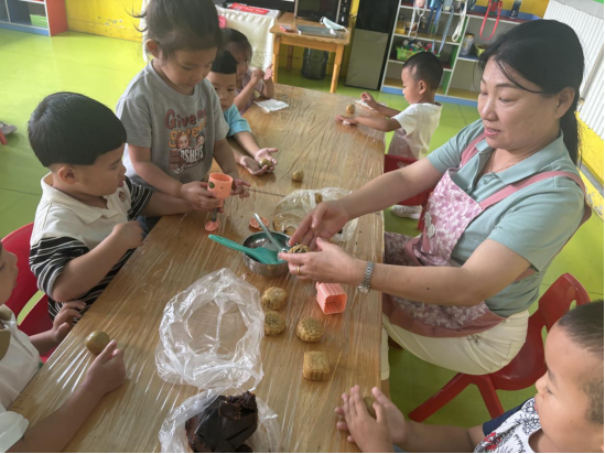 河北海兴：萌娃做月饼  快乐迎中秋_fororder_河北海兴：萌娃做月饼  快乐迎中秋434