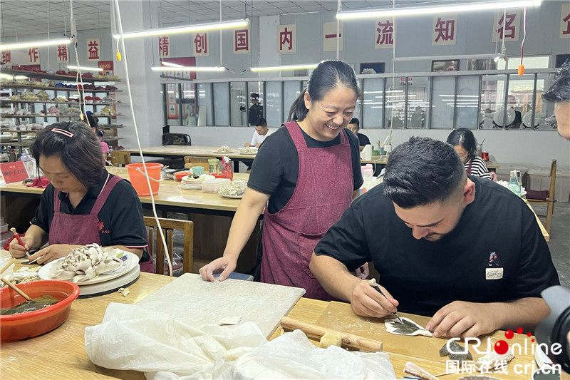 【何以中国 行走河南】在洛阳牡丹瓷博物馆 开启“国瓷国花”探秘之旅