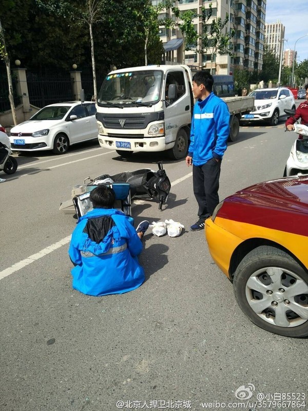 外卖小哥大白天抢手机 受害女子事后原谅了他