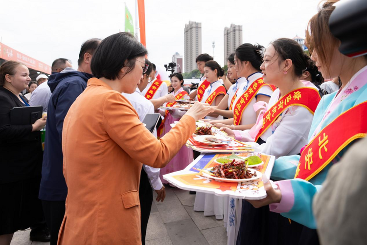 品味兩岸·中俄美食品鑒會暨西餐職業技能大賽在黑龍江省黑河市啟幕_fororder_圖片3