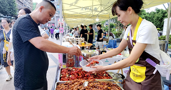 2024宜宾消夏啤酒节欢乐开幕_fororder_市民在选购心仪的菜品-摄影-高学兵