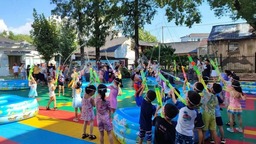 金華市金東區塘雅鎮中心幼兒園開展“泡沫之夏”水世界親子活動