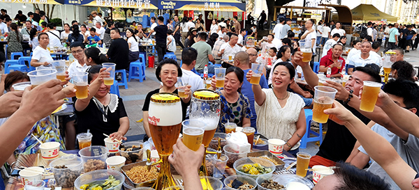 2024宜宾消夏啤酒节欢乐开幕_fororder_热闹的场景-摄影-高学兵