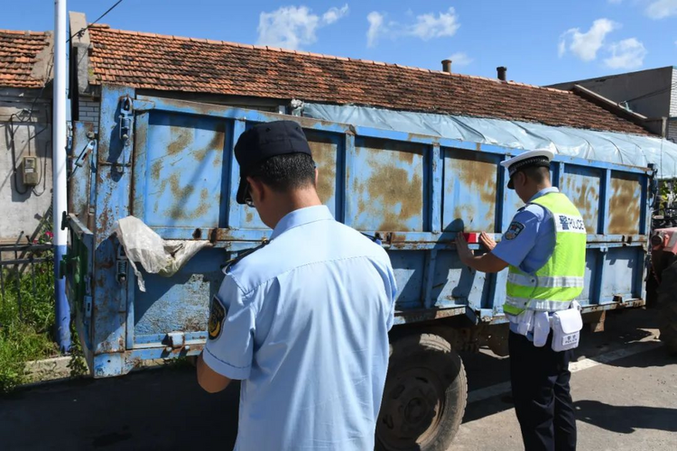 牡丹江穆棱市公安局聯合市農業農村局開展夏季農村道路交通安全宣傳活動_fororder_圖片1