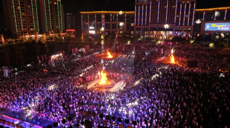 The 8th Xiaoliang Moutain Torch Festival Gala Night  Held in Mabian, Leshan_fororder_The 8th Xiaoliang Moutain Torch Festival Gala Scene 2